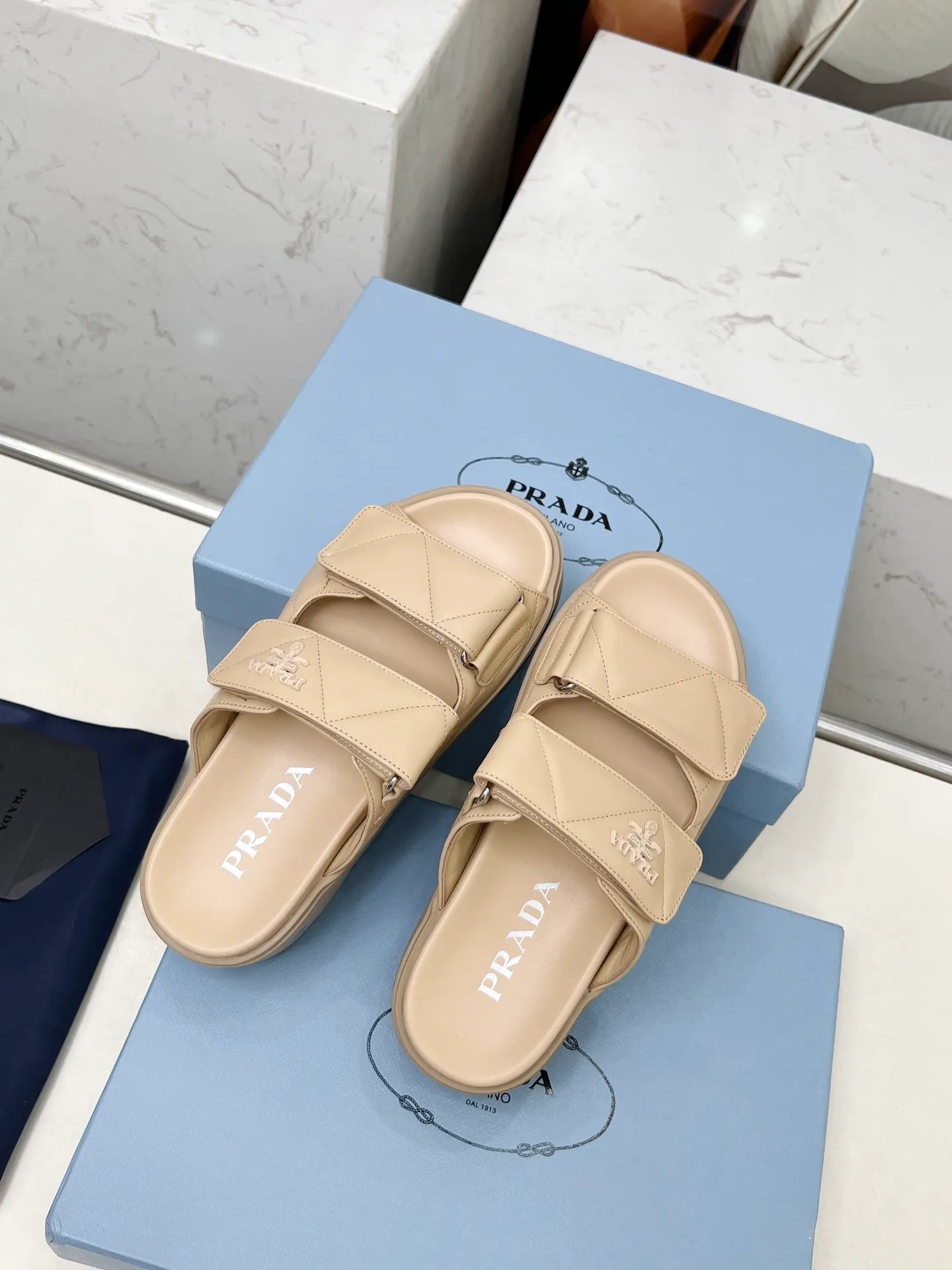 👟👟Ex-factory price 500👟👟 🌸Prada 2025 spring and summer new slippers 💫Velcro sandals The latest catwalk model, classic upgrades, comfort and fashionability coexist. Every color combination looks good, and the design matches different style needs ✅Upper: original customized cowhide ✅Inner lining: original customized sheepskin lining, cowhide feet ✅Outsole: Original molded anti-slip outsole ✅Number of codes: 35-40 (41 customized, non-refundable and non-exchangeable)